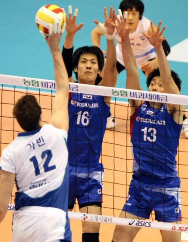 2일 대전 충무체육관에서 열린 2009-2010 프로배구 남자부 삼성화재-대한항공 경기, 삼성화재 가빈이 상대 블로킹을 피해 공을 밀어넣고 있다.
