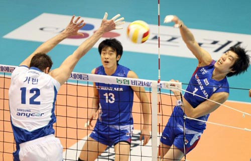 2일 대전 충무체육관에서 열린 2009-2010 프로배구 남자부 삼성화재-대한항공 경기, 대한항공 신영수(오른쪽)가 삼성화대 가빈의 블로킹을 앞에 두고 스파이크를 하고 있다.