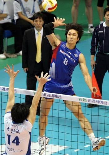 2일 대전 충무체육관에서 열린 2009-2010 프로배구 남자부 삼성화재-대한항공 경기, 대한항공 김학민이 상대 블로킹 위로 스파이크를 하고 있다.