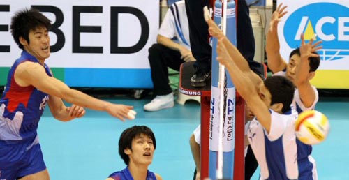 2일 대전 충무체육관에서 열린 2009-2010 프로배구 남자부 삼성화재-대한항공 경기, 대한항공 강동진이 상대 블로킹을 뚫고 스파이크를 하고 있다.