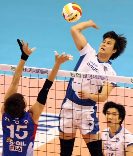 2일 대전 충무체육관에서 열린 2009-2010 프로배구 남자부 삼성화재-대한항공 경기, 삼성화재 조승목이 상대 블로킹 위로 스파이크를 하고 있다.
