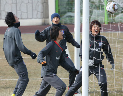 3일 오후 동아시아연맹선수권대회를 앞두고 축구대표팀이 전지훈련 중인 목포 국제축구센터에서 이동국과 곽태휘가 한조를 이뤄 헤딩으로 골대를 맞히는 게임을 하고 있다. 앞쪽은 구자철과 김재성.