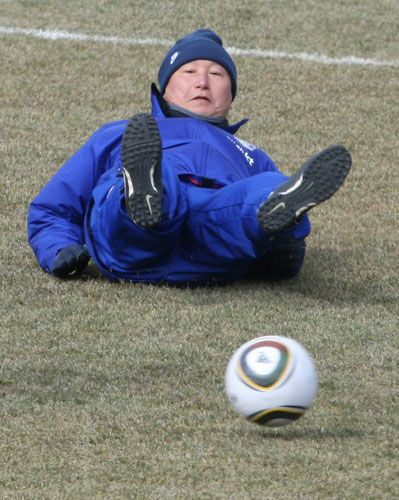 3일 오후 동아시아연맹선수권대회를 앞두고 축구대표팀이 전지훈련 중인 목포 국제축구센터에서 허정무 감독이 선수들과 회복훈련을 하다 넘어지고 있다.