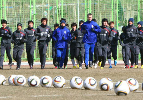 3일 오후 동아시아연맹선수권대회를 앞두고 축구대표팀이 전지훈련 중인 목포 국제축구센터에서 선수들이 가볍게 몸을 풀고 있다.
