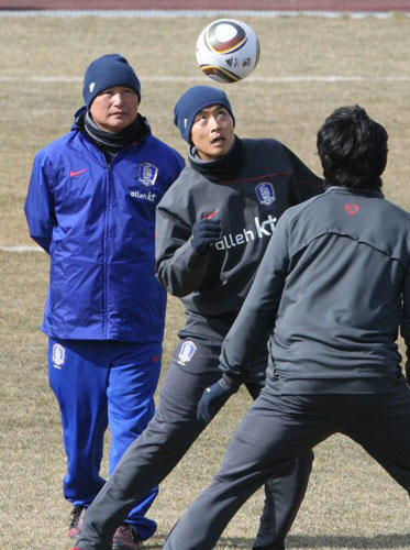 3일 오후 동아시아연맹선수권대회를 앞두고 축구대표팀이 전지훈련 중인 목포 국제축구센터에서 이동국이 헤딩을 하고 있다.