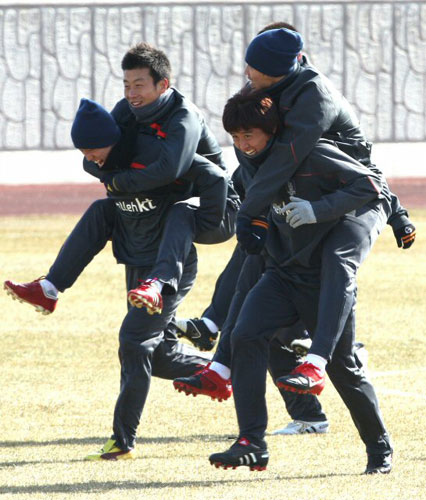 3일 오후 동아시아연맹선수권대회를 앞두고 축구대표팀이 전지훈련 중인 목포 국제축구센터에서 이동국이 구자철의 등에 업혀 즐거워하고 있다.