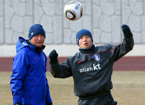 3일 오후 동아시아연맹선수권대회를 앞두고 축구대표팀이 전지훈련 중인 목포 국제축구센터에서 이동국이 헤딩을 하고 있다.