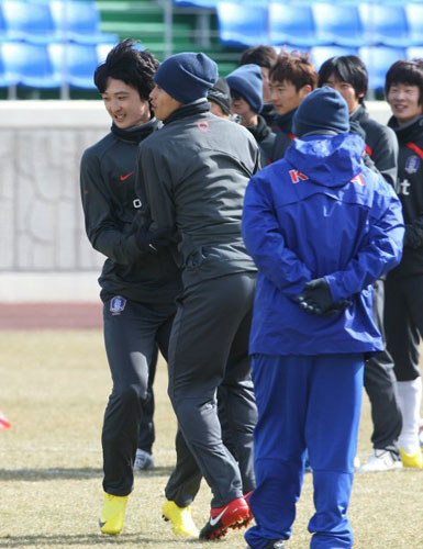 3일 오후 동아시아연맹선수권대회를 앞두고 축구대표팀이 전지훈련 중인 목포 국제축구센터에서 이동국과 곽태휘가 한조를 이뤄 게임을 즐기고 있다.