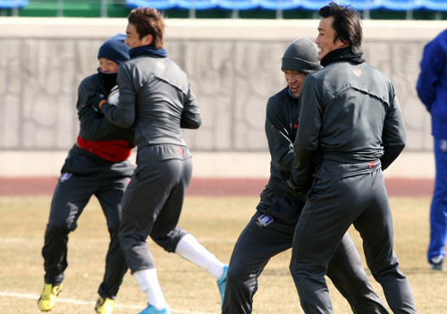 3일 오후 동아시아연맹선수권대회를 앞두고 축구대표팀이 전지훈련 중인 목포 국제축구센터에서 노병준과 신형민이 조를 이뤄 게임을 즐기고 있다.