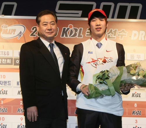 3일 오후 서울 교육문화회관에서 열린 2010 KBL 국내선수 드래프트에서 오리온스 김남기 감독이 1라운드에서 박유민을 지명한 후 함께 기념촬영을 하고 있다.를 취하고 있다.