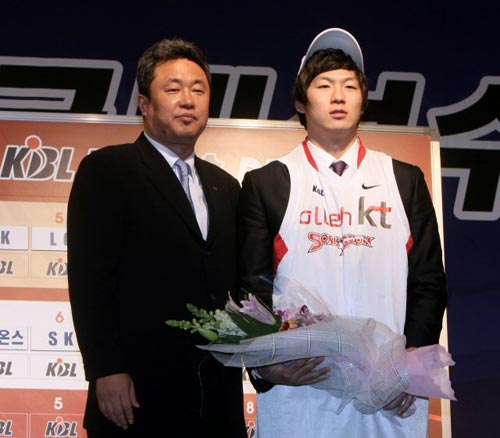 3일 오후 서울 교육문화회관에서 열린 2010 KBL 국내선수 드래프트에서 KT 전창진 감독이 1라운드에서 이정현을 지명한 후 함께 기념촬영을 하고 있다. 그러나 KT는 이전 트레이드 합의 내용에 따라 이정현을 곧바로 KT&G에 넘겨줬다.