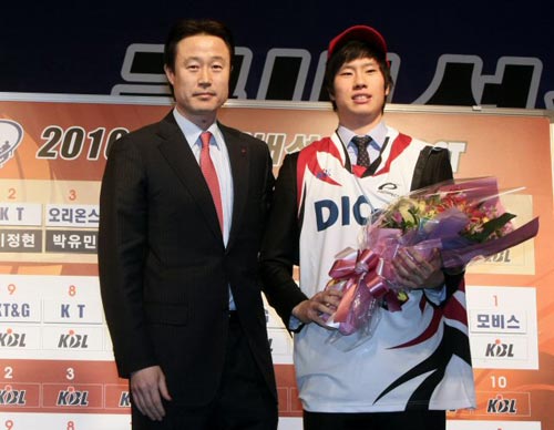 3일 오후 서울 교육문화회관에서 열린 2010 KBL 국내선수 드래프트에서 LG 강을준 감독이 1라운드에서 박형철을 지명한 후 함께 기념촬영을 하고 있다.