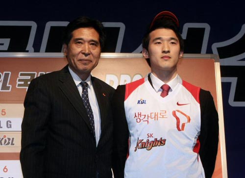 3일 오후 서울 교육문화회관에서 열린 2010 KBL 국내선수 드래프트에서 SK 신선우 감독이 1라운드에서 변기훈을 지명한 후 함께 기념촬영을 하고 있다.