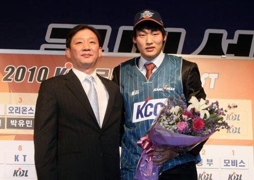 3일 오후 서울 교육문화회관에서 열린 2010 KBL 국내선수 드래프트에서 KCC 허재 감독이 1라운드에서 하재필을 지명한 후 함께 기념촬영을 하고 있다.