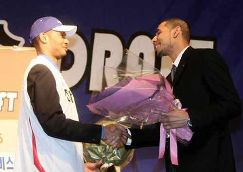 2010 KBL 귀화 혼혈선수 드래프트에서 '최대어'로 꼽힌 재로드 스티븐슨(35.한국 이름 문태종,왼쪽)이 3일 오후 서울 교육문화회관에서 열린 드래프트에서 전자랜드에 1차 지명된 뒤 LG에서 뛰고 있는 동생 문태영의 축하를 받고 있다.