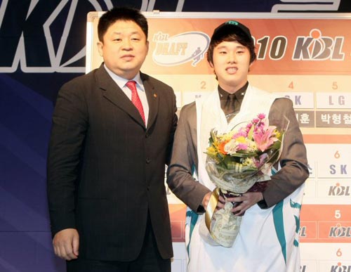3일 오후 서울 교육문화회관에서 열린 2010 KBL 국내선수 드래프트에서 동부 강동희 감독이 1라운드에서 안재욱을 지명한 후 함께 기념촬영을 하고 있다.