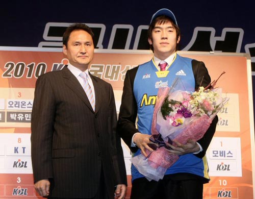 3일 오후 서울 교육문화회관에서 열린 2010 KBL 국내선수 드래프트에서 삼성 안준호 감독이 1라운드에서 민성주를 지명한 후 함께 기념촬영을 하고 있다.