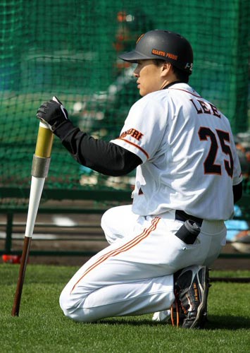 이승엽이 4일 일본 미야자키 선마린 스타디움에서 열린 요미우리 자이언츠의 스프링캠프에서 타격 연습을 하기에 앞서 생각에 잠겨 있다.