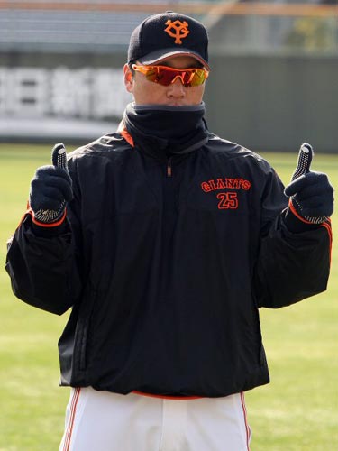 이승엽이 4일 일본 미야자키 선마린 스타디움에서 열린 요미우리 자이언츠의 스프링캠프에서 몸을 풀고 있다.