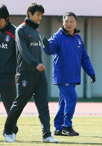 2010 동아시아축구대회 참가중인 축구대표팀의 허정무 감독이 8일 도쿄 에도가와 육상경기장에서 열린 팀 훈련도중 전날 4년만의 골로 부활을 알린 이동국에게 무언가를 말하고 있다.