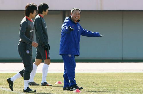 2010 동아시아축구대회 홍콩전 대승을 거둔 축구국가대표팀의 허정무 감독이 8일 일본 도쿄 에도가와 경기장에서 열린 팀 훈련에서 대표 선수들과 공뺏기 시합을 하다 활짝웃고 있다.