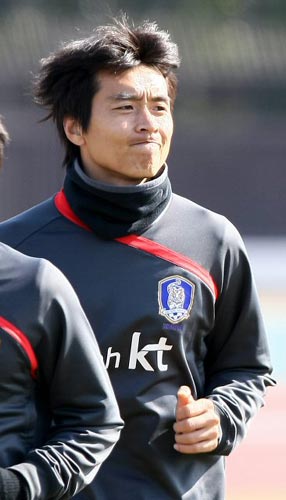 2010 동아시아축구대회 홍콩전 대승을 거둔 축구국가대표팀의 공격수 이동국이 8일 일본 도쿄 에도가와 육상경기장에서 열린 팀 훈련에서 운동장을 뛰며 굳은 표정을 짓고 있다.