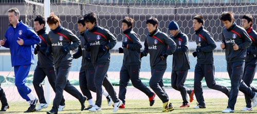 2010 동아시아축구대회 홍콩전 대승을 거둔 축구국가대표팀 선수들이 8일 일본 도쿄 에도가와 육상경기장에서 열린 팀 훈련에서 가볍게 운동장을 뛰며 전날 경기의 피로를 풀고 있다.