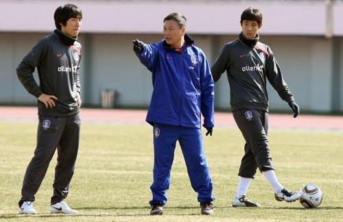 2010 동아시아축구대회에 참가중인 축구대표팀의 허정무 감독이 8일도쿄 에도가와 육상경기장에서 열린 팀 훈련 도중 수비수 조용형을 비롯한 선수들에게 문전 앞 전술을 설명하고 있다.
