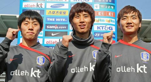 2010 동아시아축구대회 홍콩전 대승을 이끈 축구국가대표팀의 영건 김보경,구자철,이승렬(왼쪽부터)이 8일 일본 도쿄 에도가와 경기장에서 열린 기자회견에서 동아시아대회 우승과 남아공 월드컵 출전을 다짐하며 파이팅을 외치고 있다.