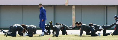 2010 동아시아축구대회 홍콩전 대승을 거둔 축구국가대표팀 선수들이 8일 일본 도쿄 에도가와 경기장에서 열린 팀 훈련에서 미카엘 쿠이퍼스 트레이너의 지도아래 스트레칭을 하고 있다.