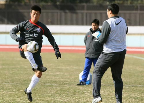 2010 동아시아축구대회에 참가차 일본 도쿄에서 훈련중인 축구대표팀의 미드필더 김두현이 8일 도쿄 에도가와 육상경기장에서 열린 훈련 도중 열린 미니게임에서 상대 골키퍼 이운재를 속이고 동료에게 패스하고 있다.