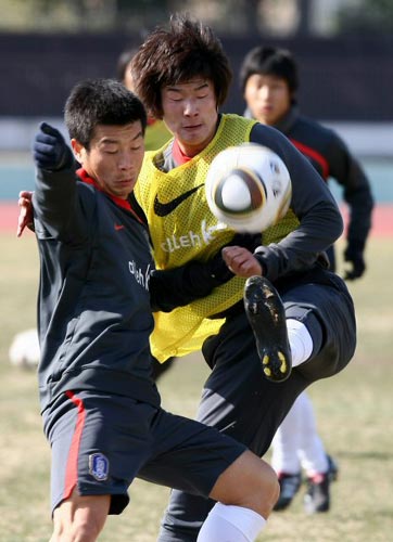 2010 동아시아축구대회에 참가차 일본 도쿄에서 훈련중인 축구대표팀의 미드필더 김두현과 수비수 이규로가 8일 도쿄 에도가와 육상경기장에서 열린 훈련 도중 열린 미니게임에서 실전처럼 몸싸움을 벌이고 있다.