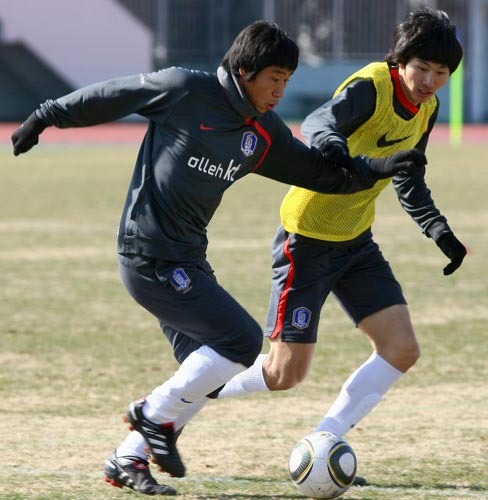 2010 동아시아축구대회에 참가차 일본 도쿄에서 훈련중인 축구대표팀의 공격수 이근호가 8일 도쿄 에도가와 육상경기장에서 열린 훈련 도중 열린 미니게임에서 가벼운 몸놀림으로 돌파를 시도하고 있다.