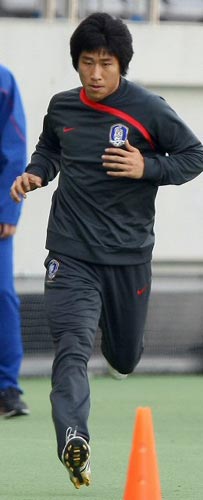 2010 동아시아축구대회 중국전을 하루 앞둔 9일 일본 도쿄 아지노모토 경기장에서 열린 축구국가대표팀 훈련에서 공격수 이근호가 정상훈련에 참가해 동료들과 체력훈련을 하고 있다.