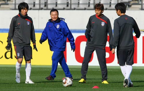 2010 동아시아축구대회 중국전을 하루 앞둔 9일 일본 도쿄 아지노모토 경기장에서 열린 축구국가대표팀 훈련에서 허정무 감독이 대표팀에 활력을 불어 넣고 있는 이승렬, 김보경, 구자철을 비롯한 영건들과 패싱게임을 하고 있다.