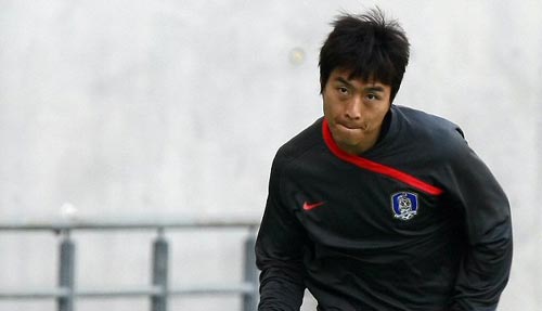 2010 동아시아축구대회 중국전을 하루 앞둔 9일 일본 도쿄 아지노모토 경기장에서 열린 축구국가대표팀 훈련에서 공격수 이동국이 매서운 눈빛으로 체력훈련을 하고 있다.