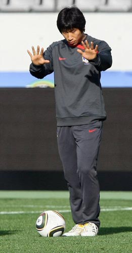 2010 동아시아축구대회 중국전을 하루 앞둔 9일 일본 도쿄 아지노모토 경기장에서 열린 축구국가대표팀 훈련에서 공격수 이근호가 동료들과 패싱게임에서 두 손을 펼쳐 패스의 시작을 알리고 있다.