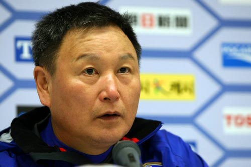 2010 동아시아축구대회 중국전을 하루 앞둔 9일 일본 도쿄 아지노모토 경기장에서 열린 축구국가대표팀 훈련을 지휘한 허정무 감독이 연습직후 가진 기자회견에서 중국전에 대한 출사표를 던지고 있다.
