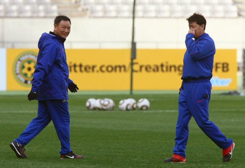 2010 동아시아축구대회 중국전을 하루 앞둔 9일 일본 도쿄 아지노모토 경기장에서 열린 축구국가대표팀 훈련에서 허정무 감독과 정해성 코치가 선수들의 체력 훈련장면을 지켜보며 밝은 표정으로 그라운드로 나오고 있다.