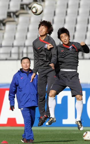 2010 동아시아축구대회 중국전을 하루 앞둔 9일 일본 도쿄 아지노모토 경기장에서 열린 축구국가대표팀 훈련에서 구자철과 오범석이 패싱게임 도중 실전처럼 헤딩 경합을 하고 있다.