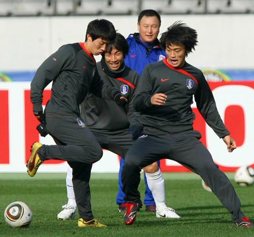 2010 동아시아축구대회 중국전을 하루 앞둔 9일 일본 도쿄 아지노모토 경기장에서 열린 축구국가대표팀 훈련에서 허정무 감독이 대표팀 영건들의 패싱게임을 흐뭇한 표정으로 지켜보고 있다