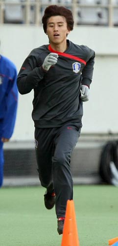 2010 동아시아축구대회 중국전을 하루 앞둔 9일 일본 도쿄 아지노모토 경기장에서 열린 축구국가대표팀 훈련에서 미드필더 구자철이 가벼운 몸놀림으로 동료들과 체력훈련을 하고 있다.