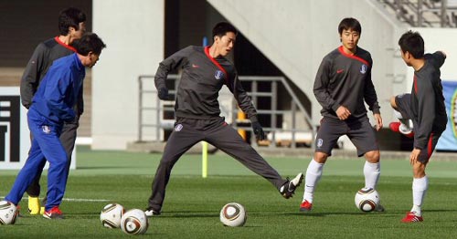 2010 동아시아축구대회 중국전을 하루 앞둔 9일 일본 도쿄 아지노모토 경기장에서 열린 축구국가대표팀 훈련에서 이동국과 김정우를 비롯한 동료 선수들이 패싱게임을 하고 있다.