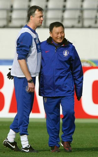 2010 동아시아축구대회 중국전을 하루 앞둔 9일 일본 도쿄 아지노모토 경기장에서 열린 축구국가대표팀 훈련에서 허정무 감독이 미카엘 쿠이퍼스 트레이너와 대화하고 있다.