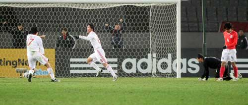 10일 일본 도쿄 아지노모토경기장에서 열린 2010 동아시아축구선수권대회 한국 대 중국의 경기에서 중국의 덩주오샹이 승리를 확정짓는 팀의 세번째 골을 넣은 뒤 환호하자 골을 허용한 한국팀 이운재와 조용형이 고개를 숙인 채 안타까워하고 있다.