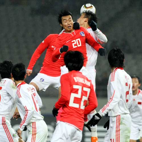 10일 일본 도쿄 아지노모토경기장에서 열린 2010 동아시아축구선수권대회 한국 대 중국의 경기에서 한국의 이동국이 중국 문전 앞에서 고전하고 있다. 이날 한국은 중국에 32년만에 0-3으로 패배했다.