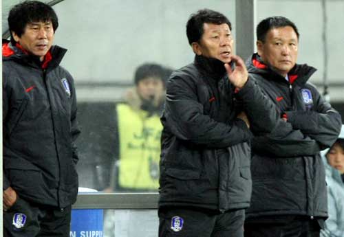 10일 일본 도쿄 아지노모토경기장에서 열린 2010 동아시아축구선수권대회 한국 대 중국의 경기에서 한국팀의 허정무 감독과 정해성 코치가 한국이 0-3으로 중국에 뒤져 있자 굳은 표정으로 선수들을 바라보고 있다.
