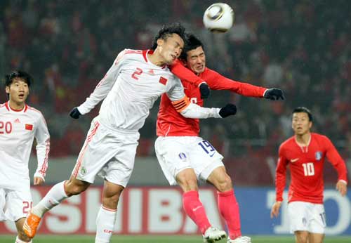 10일 일본 도쿄 아지노모토경기장에서 열린 2010 동아시아축구선수권대회 한국 대 중국의 경기에서 한국의 오장은 중국문전 앞에서 중국 수비수 순시앙에 막혀 고전하고 있다.