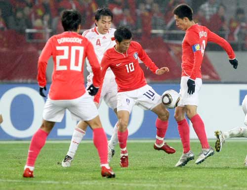 10일 일본 도쿄 아지노모토경기장에서 열린 2010 동아시아축구선수권대회 한국 대 중국의 경기에서 한국의 미드필더 김두현과 김정우가 패스를 주고 받아 서로 엉키고 있다.