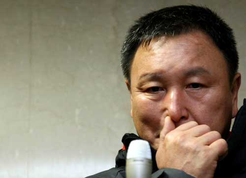 중국에게 32년만에 0-3 치욕의 패배에 대한 축구팬들의 원성이 높아지고 있는 가운데, 축구국가대표팀을 이끌고 있는 허정무 감독이 11일 일본 도쿄 국립경기장에서 열린 2010 동아시아축구선수권 일본과 홍콩의 경기를 관전차 경기장을 찾은 뒤 현지 취재진중인 한국 기자들을 만나 회견을 하던 도중 고민스러운 표정을 짓고 있다.